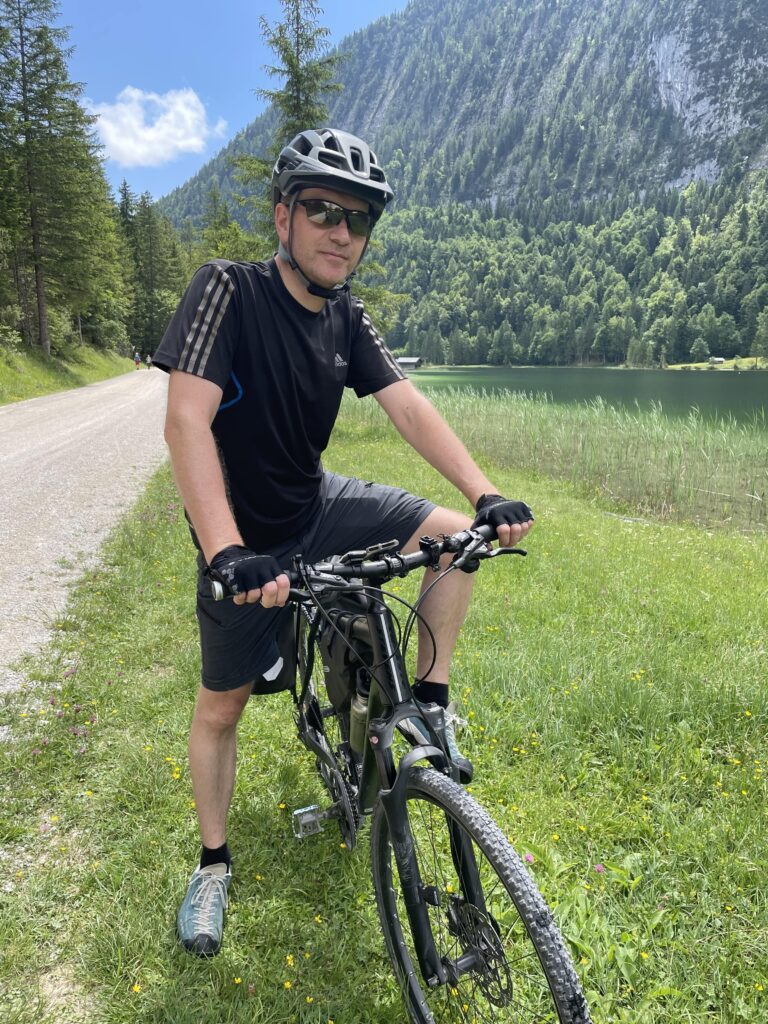 Stefan fährt Fahrrad min